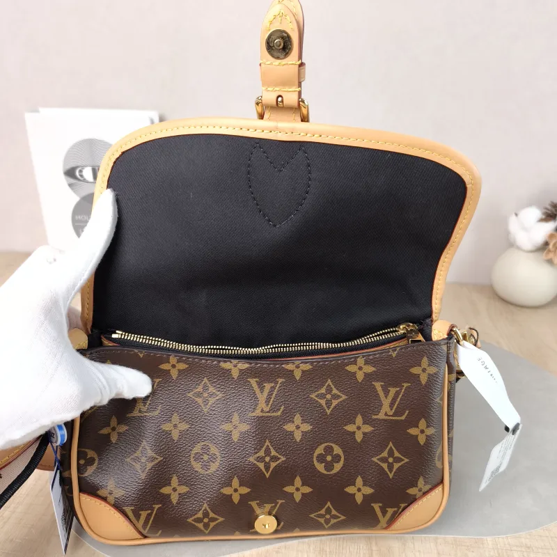 Louis Vuitton Crossbody Bag Diane Baguette Bag Shoulder Strap PVC Small 24 × 9 × 15 cm — detail view 2 of 13