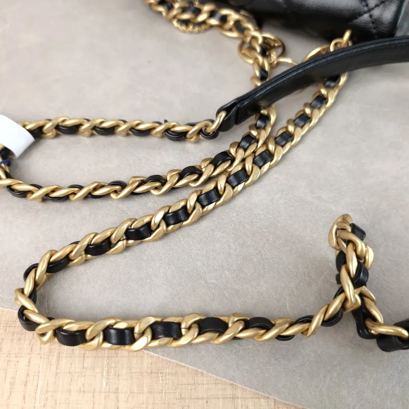 Chanel Crossbody Bag Black Calfskin 18 × 6.5 × 15 cm — detail view 3 of 13