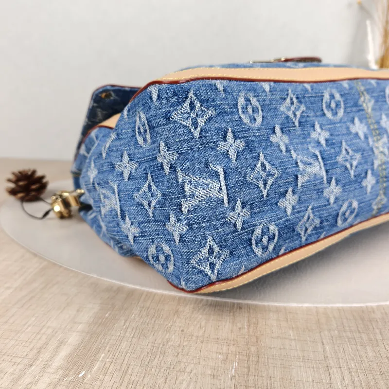 Louis Vuitton Shoulder Bag Dauphine Soft Shoulder Bag Blue Large28 × 11 × 20 cm — detail view 8 of 13