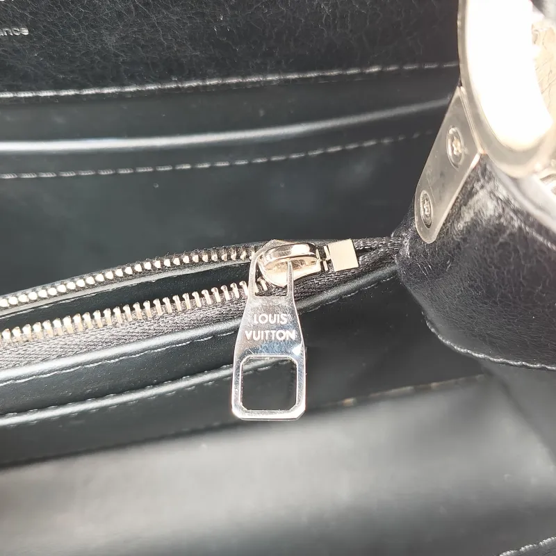 Louis Vuitton Crossbody Bag Capucines East West Black Calfskin BB 26.5 × 8 × 14 cm — detail view 2 of 13