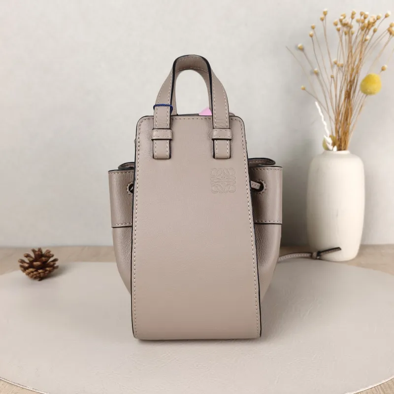LOEWE Crossbody Bag Hammock Calfskinmini17 × 11 × 19.5 cm
