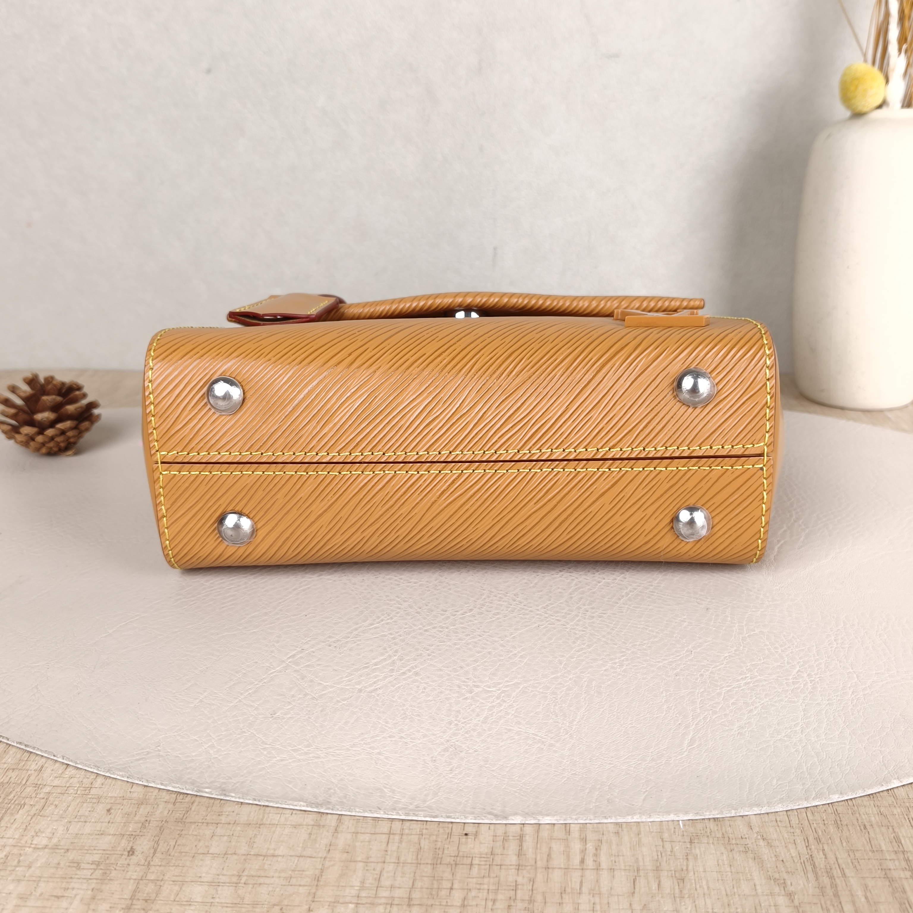 Louis Vuitton Crossbody Bag CLUNY Caramel Epi Embossed Calfskinmini20 × 7.5 × 16 cm — cover view 5 of 6