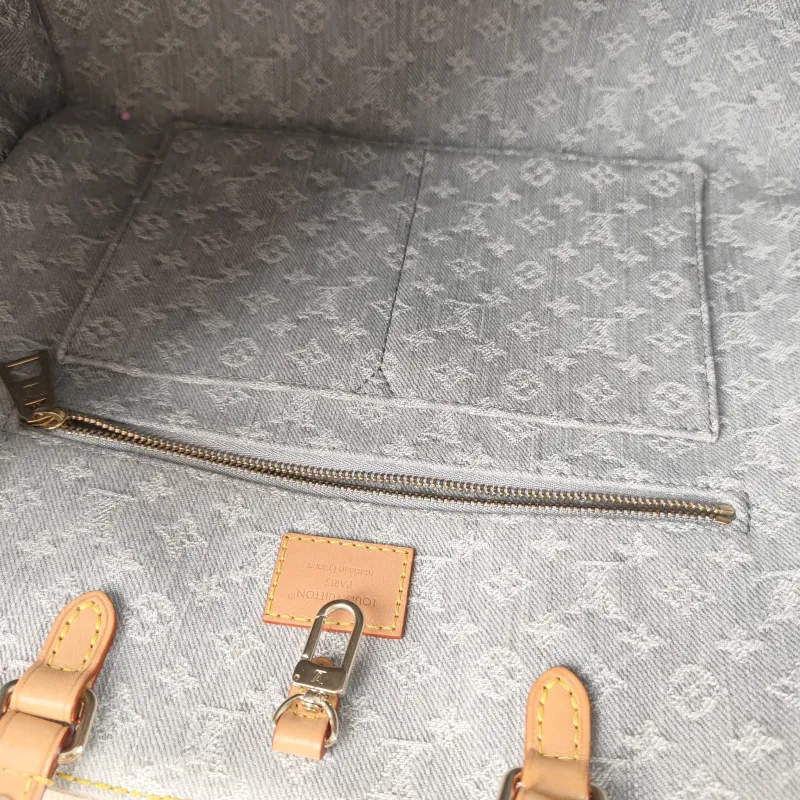 Louis Vuitton Shoulder Bag Onthego Medium Grey Medium 35 × 14 × 27 cm — detail view 10 of 13