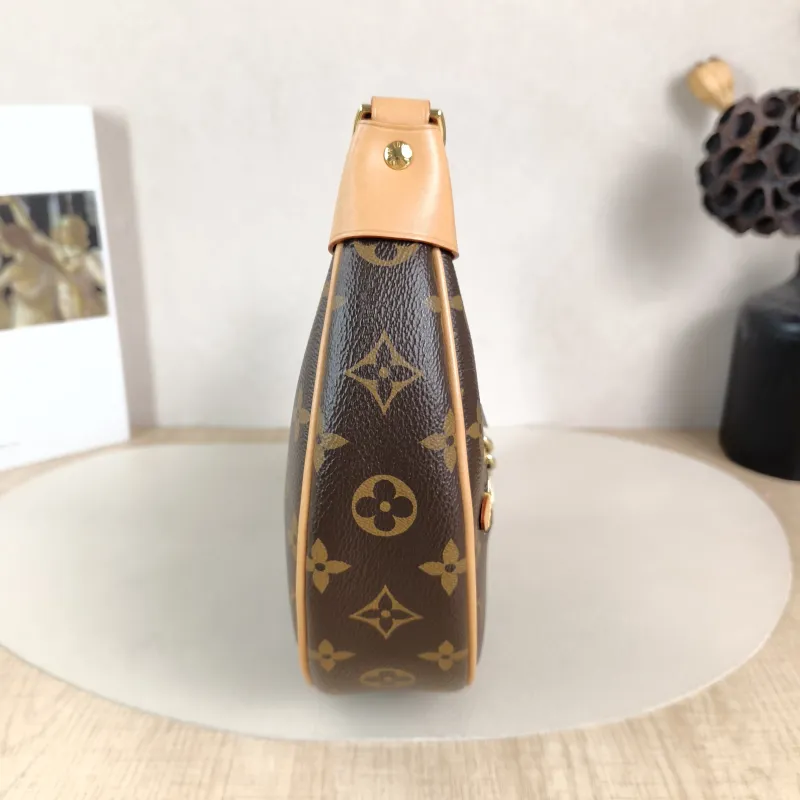 Louis Vuitton Crossbody Bag Loop Monogram PVC Small 23 × 6 × 13 cm — detail view 10 of 12