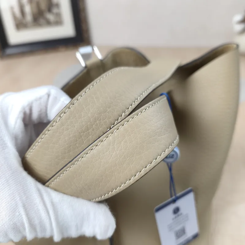 Hermès Top Handle Bag Picotin Lock 22 22S2 Taurillon Clemence TC Calfskin Medium22 × 17 × 21 cm — detail view 11 of 17