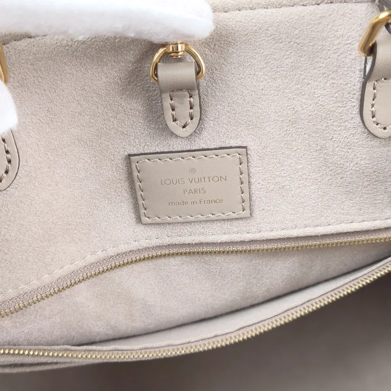 Louis Vuitton Shoulder Bag Onthego Medium · White Monogram Empreinte Embossed Calfskin Medium 35 × 14 × 27 cm — detail view 5 of 11