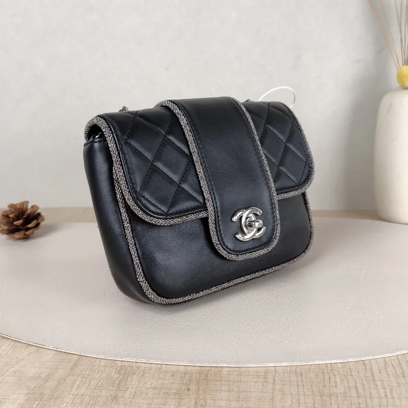Chanel Crossbody Bag Black Lambskinmini17 × 8 × 13.5 cm — cover view 5 of 5