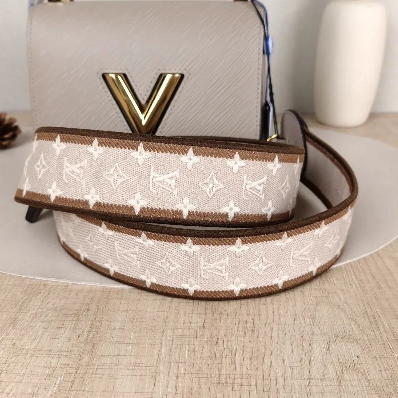 Louis Vuitton Crossbody Bag Twist Epi Embossed Calfskin Small 19 × 9 × 15 cm — detail view 5 of 12