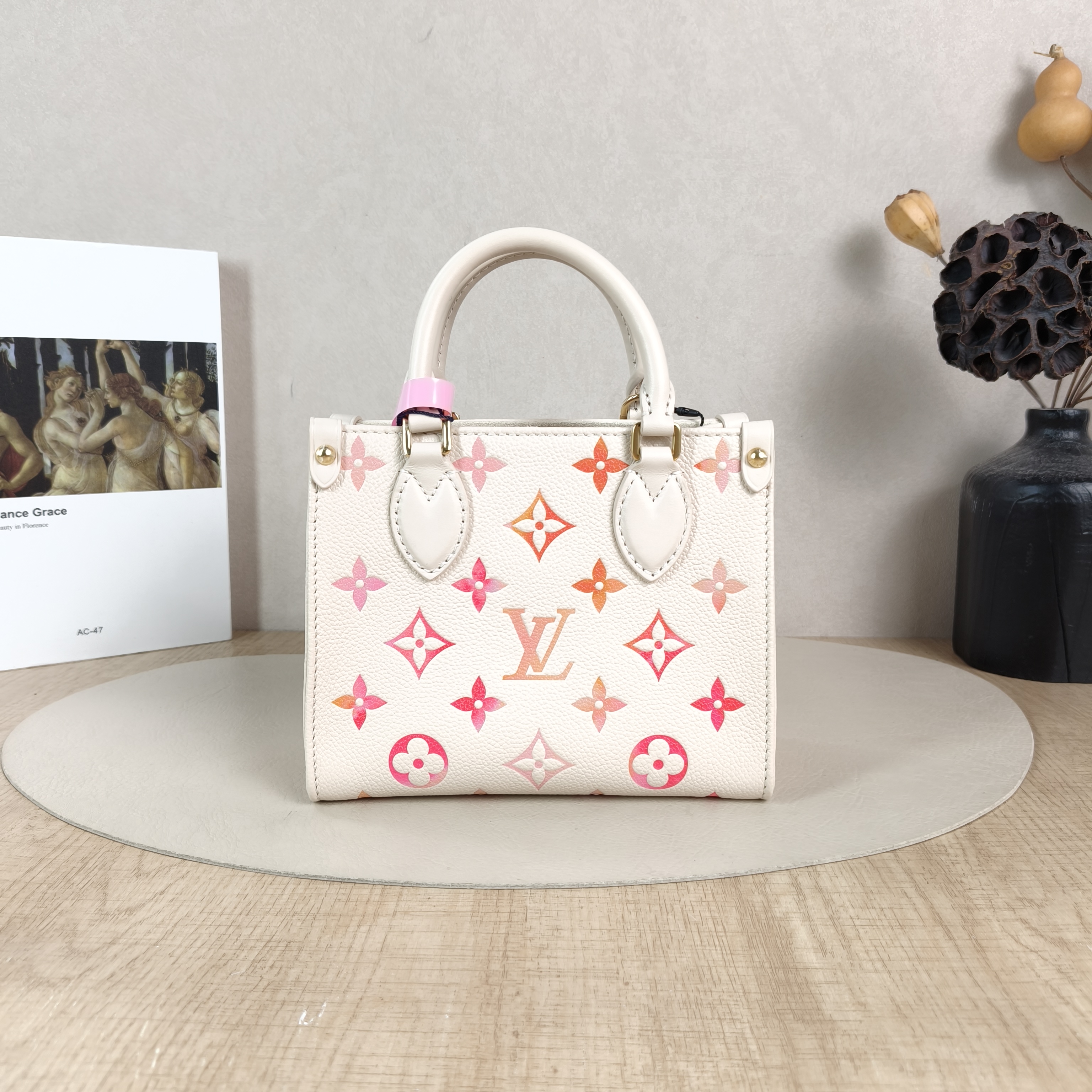 Louis Vuitton Crossbody Bag Onthego BB Empreinte Embossed Calfskin BB18 × 8.5 × 15 cm