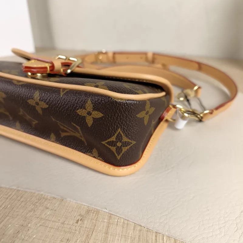 Louis Vuitton Crossbody Bag Diane Baguette Bag Monogram PV Cnano19 × 6 × 10.5 cm — detail view 8 of 11