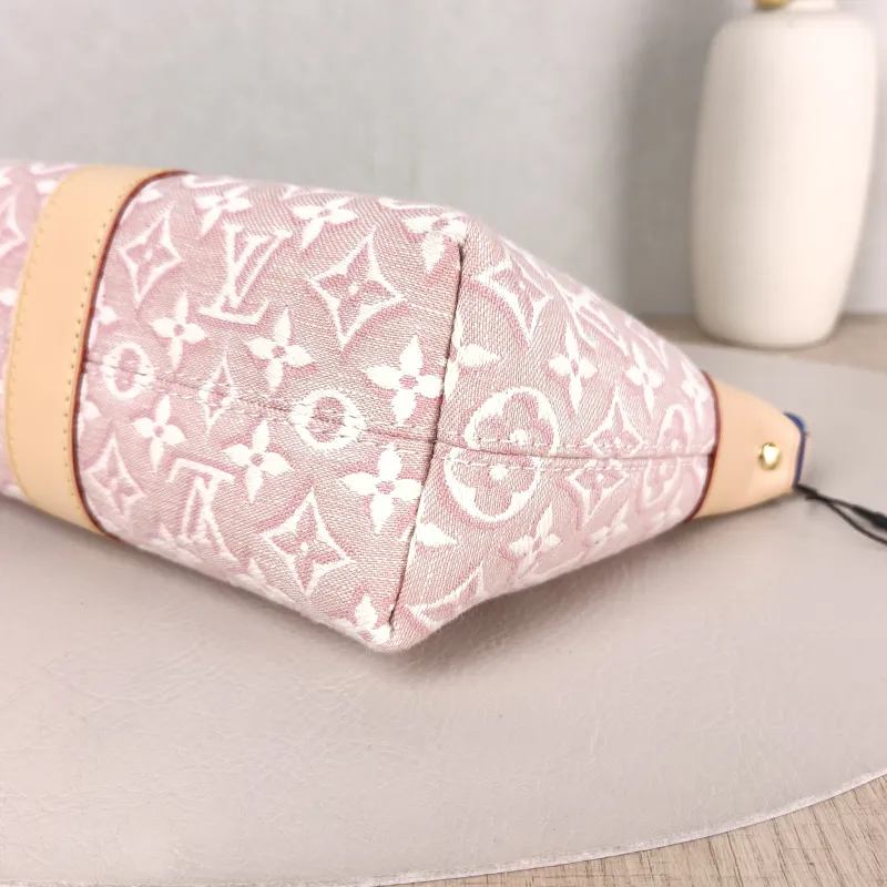 Louis Vuitton Shoulder Bag Pochette Mia One Size 22 × 8 × 14.5 cm — detail view 7 of 10