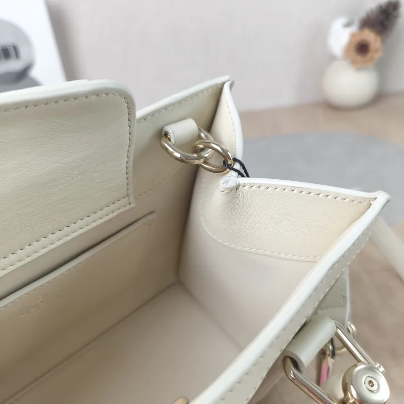 GUCCI Top Handle Bag Diana Top Handle Bag White Calfskin One Size20 × 9.5 × 16 cm — detail view 4 of 13