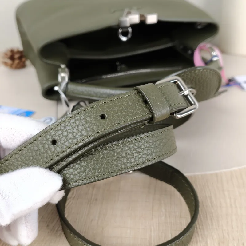 Louis Vuitton Top Handle Bag Capucines Calfskin BB 27 × 9 × 17.5 cm — detail view 6 of 12