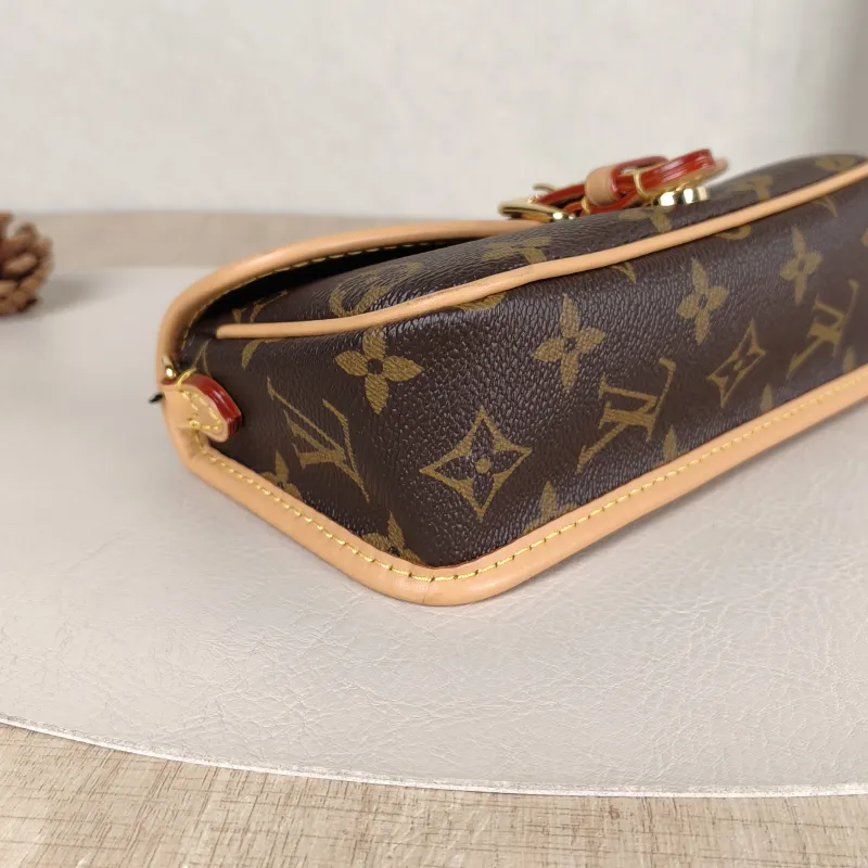 Louis Vuitton Crossbody Bag Diane Baguette Bag Monogram PV Cnano19 × 6 × 10.5 cm — detail view 5 of 12
