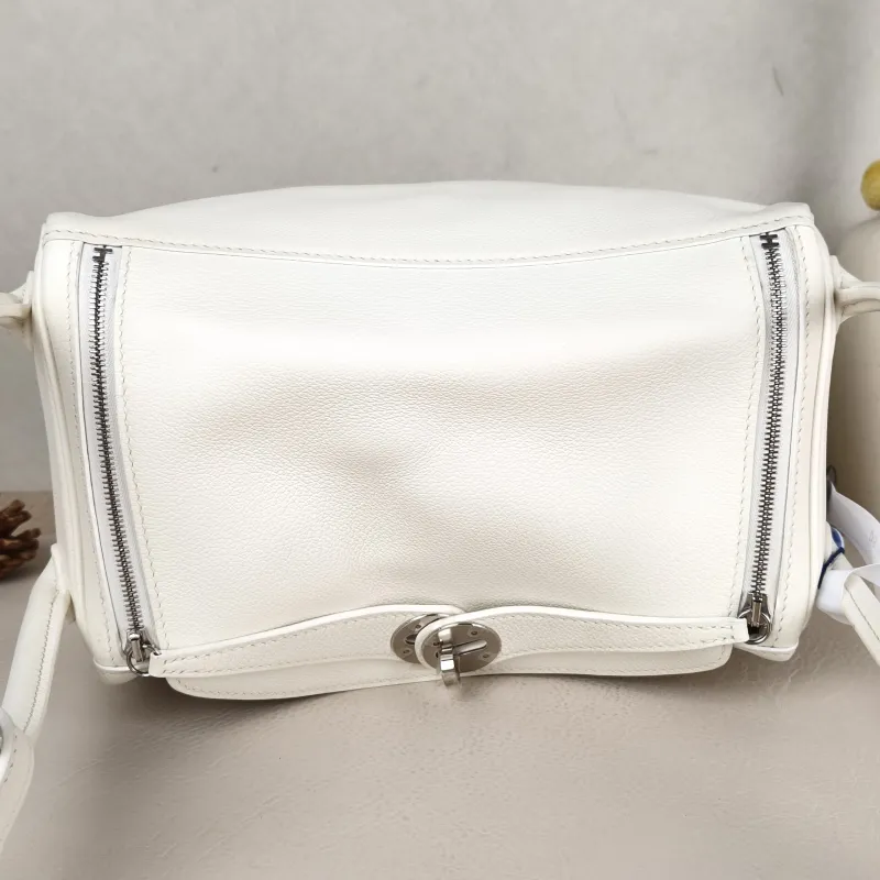 Hermès Crossbody Bag Lindy 2601White Evercolor Calfskin Small26 × 12 × 18 cm — detail view 1 of 14