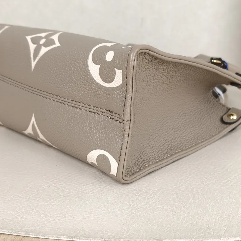 Louis Vuitton Crossbody Bag Onthego BB · White Empreinte Embossed Calfskin Monogram BB18 × 8.5 × 15 cm — detail view 1 of 11