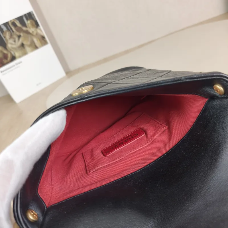 Chanel Crossbody Bag Pearl Crossbody Bag Black Calfskin One Size18.5 × 7.5 × 19 cm — detail view 5 of 11