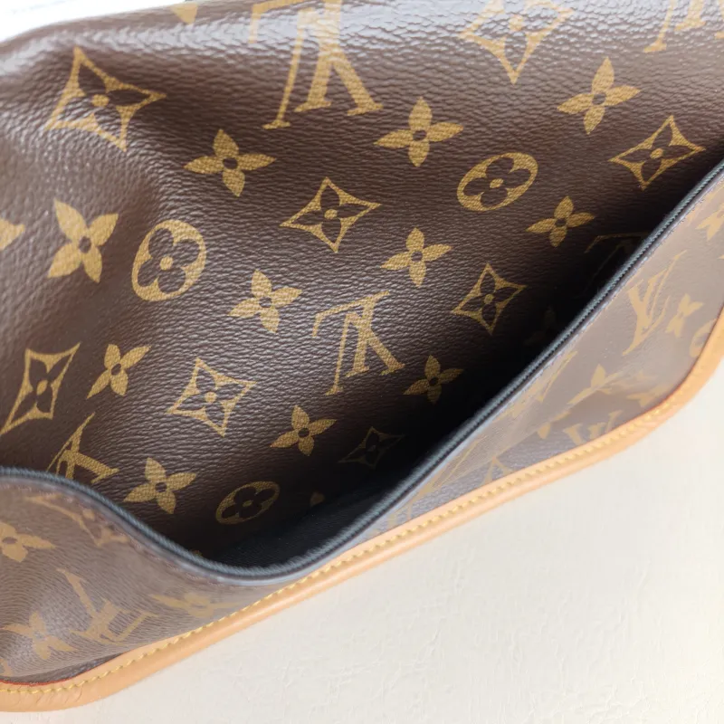Louis Vuitton Crossbody Bag Diane Baguette Bag Shoulder Strap PVC Small 24 × 9 × 15 cm — detail view 6 of 12
