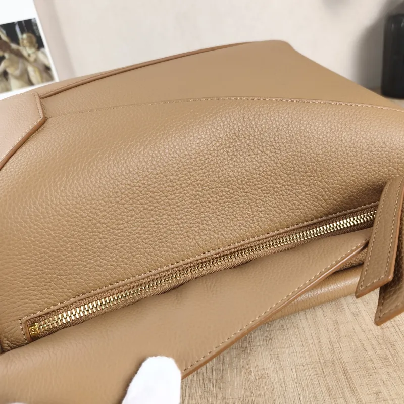 LOEWE Shoulder Bag Puzzle Brown CC alfskin Medium 29 × 14 × 19.5 cm — detail view 8 of 12
