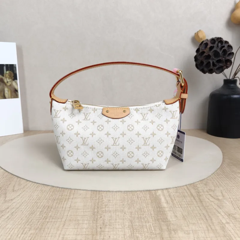 Louis Vuitton Shoulder Bag Pochette Hills White Canvas One Size18.5 × 6.5 × 11 cm