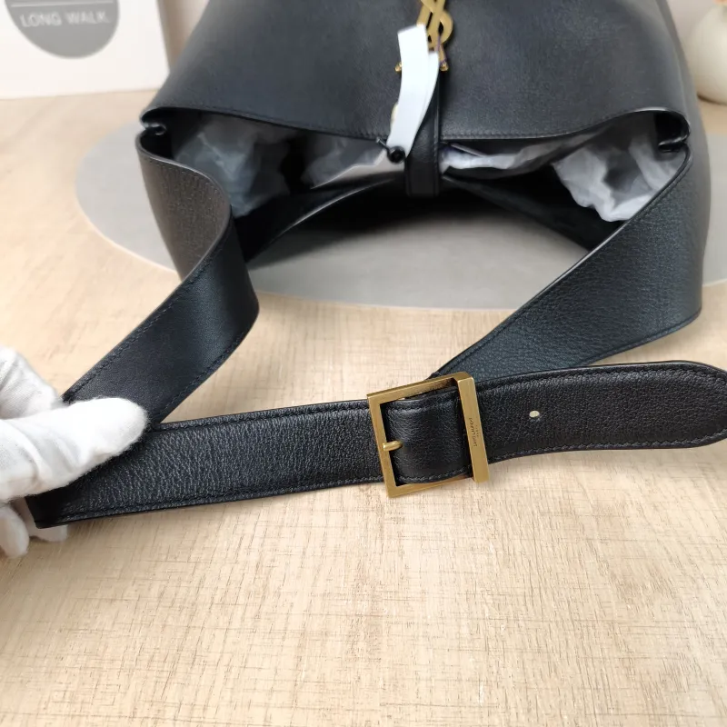 SAINT LAURENT Shoulder Bag LE 5 À 7 Hobo Black Calfskin Large30 × 13 × 31 cm — detail view 4 of 11