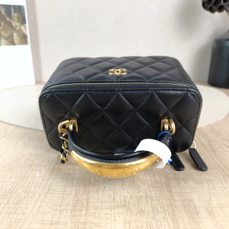 Chanel Crossbody Bag Edition Black with Gold-Tone Hardware Lambskin Mini 16 × 8 × 9.5 cm — detail view 1 of 14