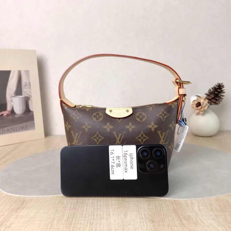 Louis Vuitton Shoulder Bag Pochette Hills Monogram PVC One Size 18.5 × 6.5 × 11 cm — cover view 3 of 6