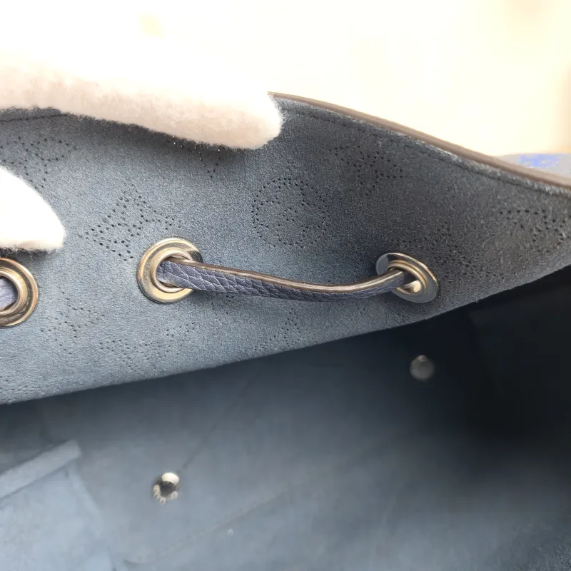 Louis Vuitton Crossbody Bag BELLA · Calfskin One Size 22 × 14 × 19 cm — detail view 5 of 11