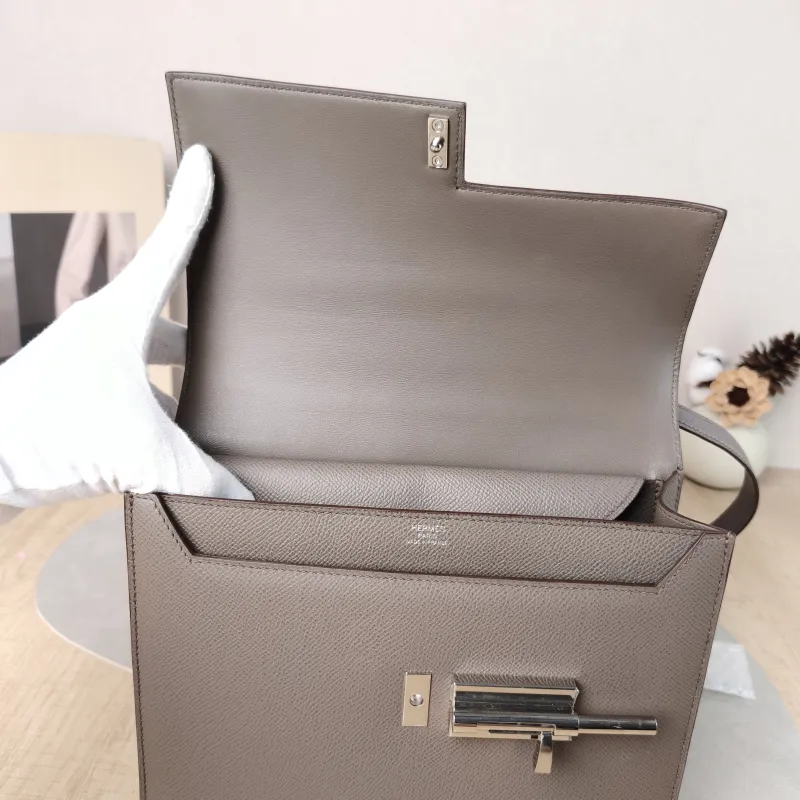 Hermès Crossbody Bag Verrou 23 Epsom Calfskin One Size 23 × 7 × 18 cm — detail view 13 of 13