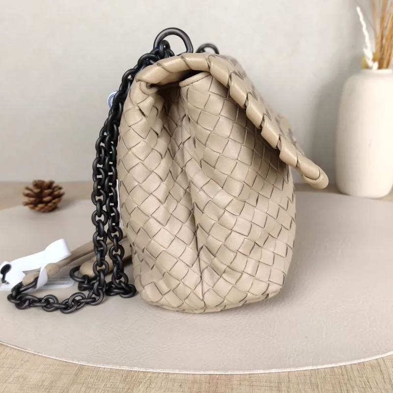 Bottega Veneta Shoulder Bag Woven Messenger Bag Pink Lambskin One Size24 × 8 × 17 cm — detail view 8 of 12
