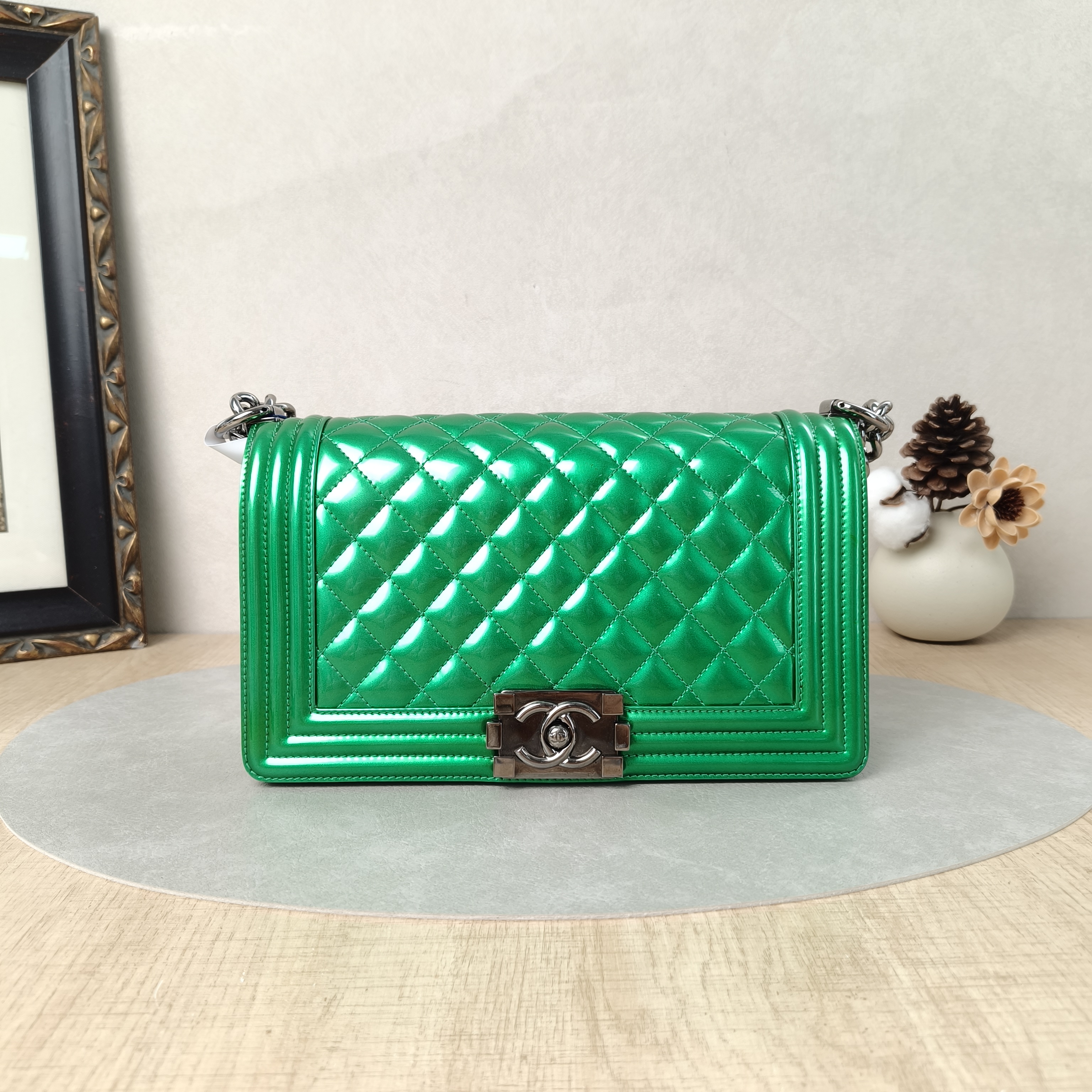 Chanel Crossbody Bag Le Boy​Green Patent Leather Medium25 × 9 × 15 cm