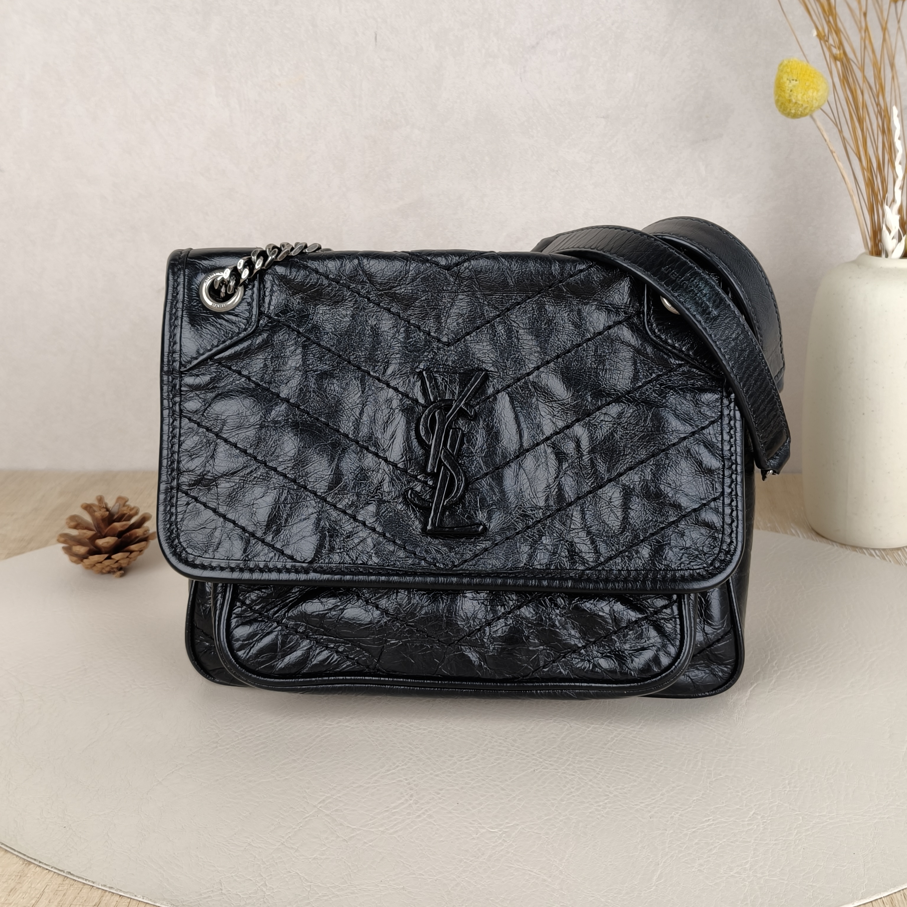 SAINT LAURENT Crossbody Bag Niki White Gold D Lambskin Large32 × 9 × 23 cm