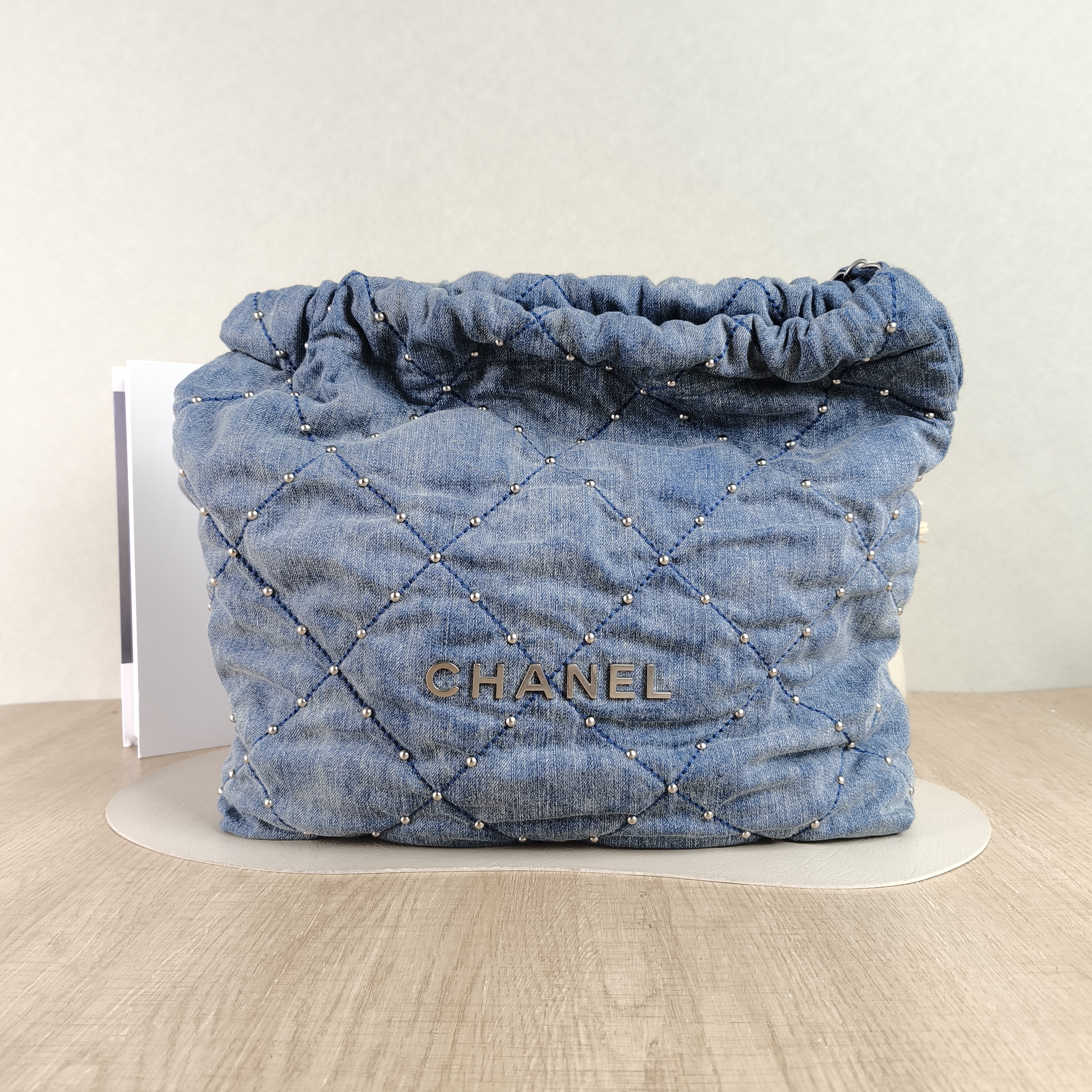 Chanel Shoulder Bag22Bag Medium39 × 8 × 42 cm