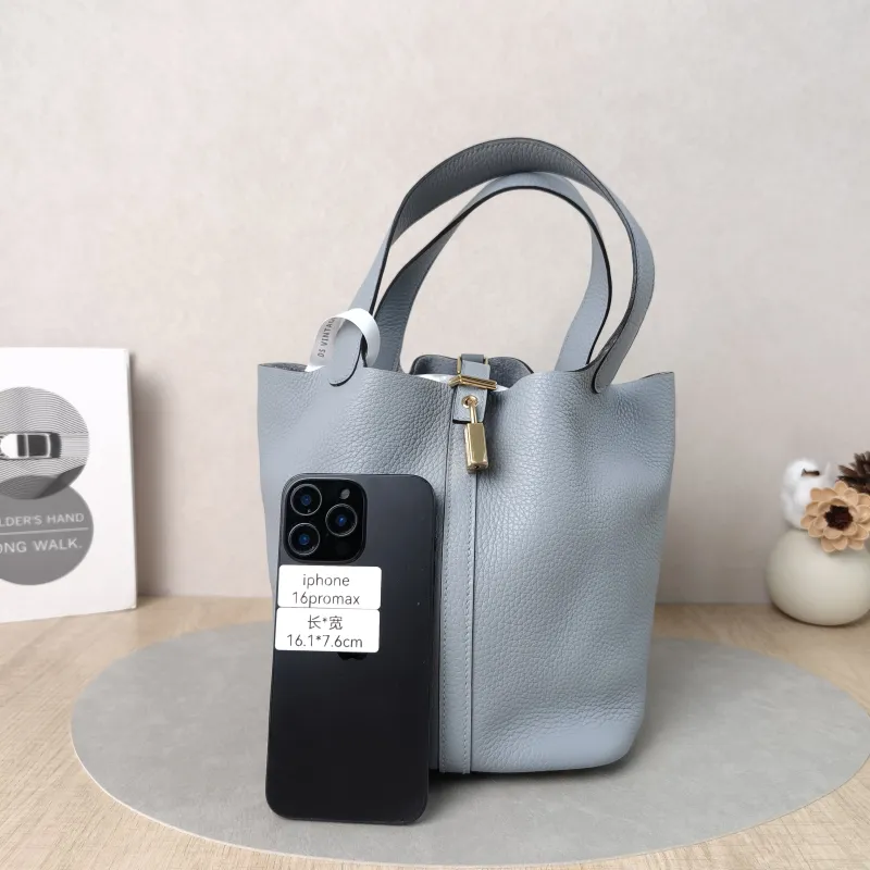 Hermès Top Handle Bag Picotin Lock 22 22 Taurillon Clemence TC Calfskin Medium 22 × 17 × 21 cm W — cover view 5 of 6