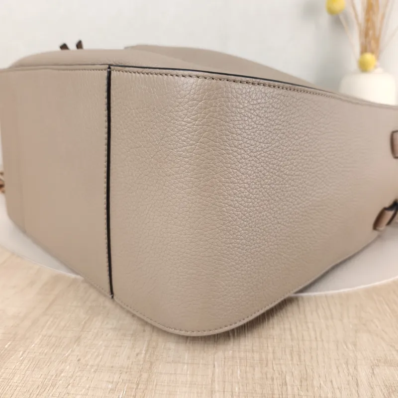 LOEWE Shoulder Bag Hammock Calfskin Small 30 × 14 × 25 cm — detail view 3 of 8