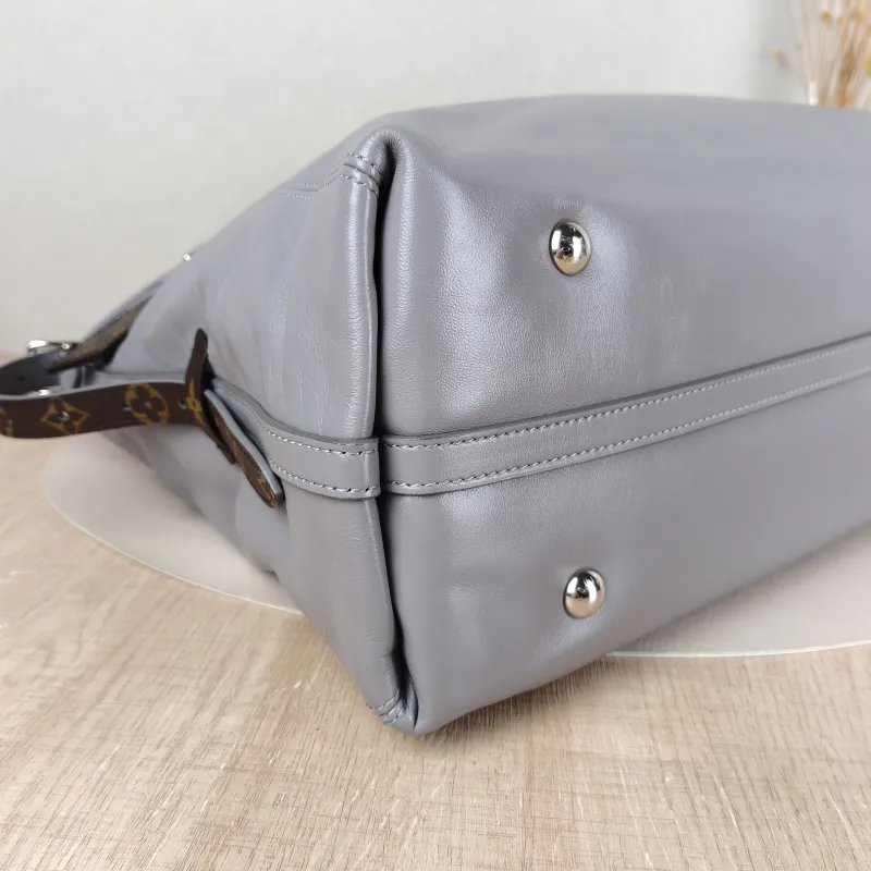 Louis Vuitton Crossbody Bag Carryall Vibe Grey SL ambskin Medium39 × 15 × 30 cm — detail view 4 of 15