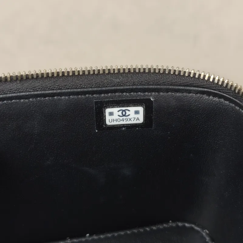 Chanel Crossbody Bag Edition Black Grained Calfskinmini16 × 8 × 9.5 cm — detail view 9 of 16