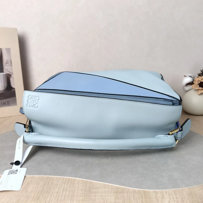 LOEWE Crossbody Bag Puzzle Blue Calfskin Medium 29 × 14 × 19.5 cm — detail view 2 of 12