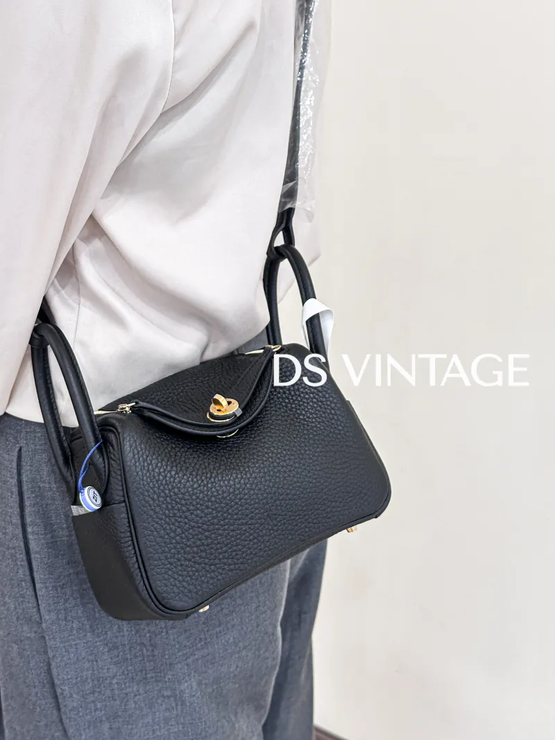 Hermès Shoulder Bag Lindy Mini 19 89Noir Black Taurillon Clemence TC Calfskin Mini 19 × 9 × 13 cm G — on-model view 3 of 6