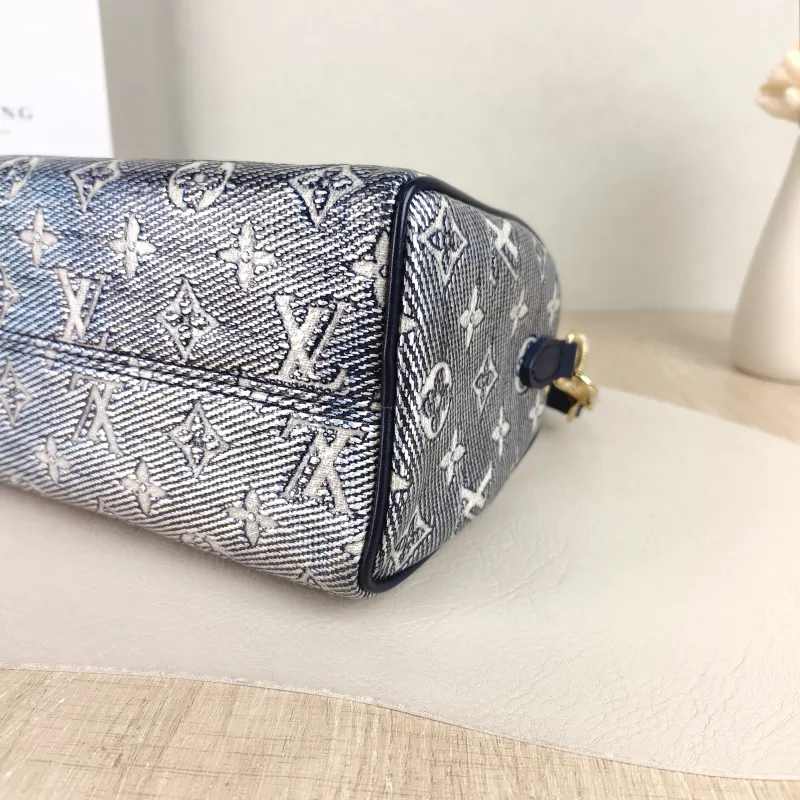 Louis Vuitton Crossbody Bag Speedy20 Grey Calfskin One Size 20.5 × 12 × 13.5 cm — detail view 2 of 10