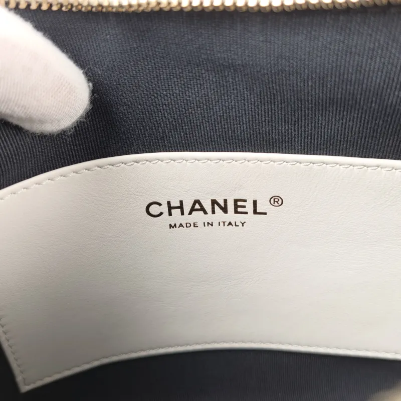 Chanel Crossbody Bag White Lambskin One Size 23 × 6 × 17 cm — detail view 13 of 13