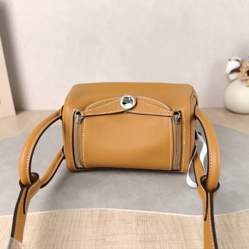 Hermès Crossbody Bag Lindy Mini 19 1H Swift Calfskin Mini 19 × 9.5 × 13 cm G — detail view 14 of 15