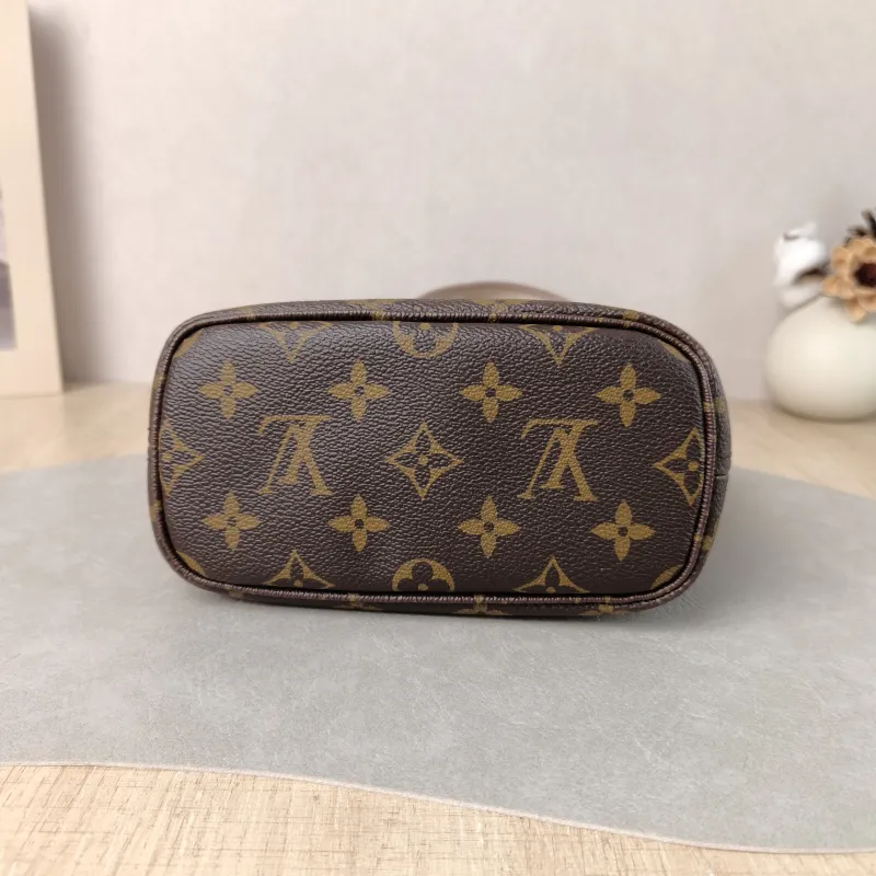 Louis Vuitton Crossbody Bag Neverfull BB Shoulder Strap PVC BB 24 × 9 × 14.5 cm — cover view 2 of 5