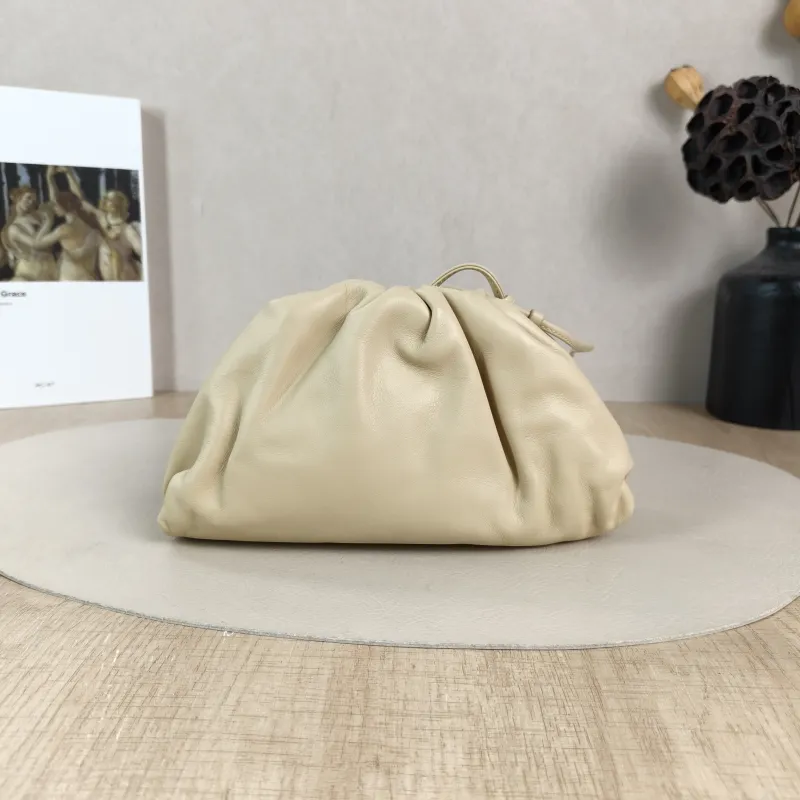 Bottega Veneta Clutch The Pouch Clutch Beige Lambskinmini22 × 5 × 13 cm
