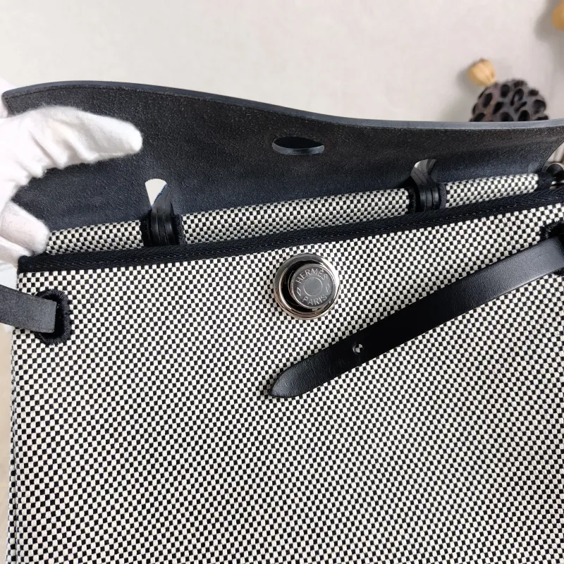 Hermès Crossbody Bag Herbag 31 Black · White Canvas Medium 30.5 × 11 × 25.5 cm u — detail view 2 of 14