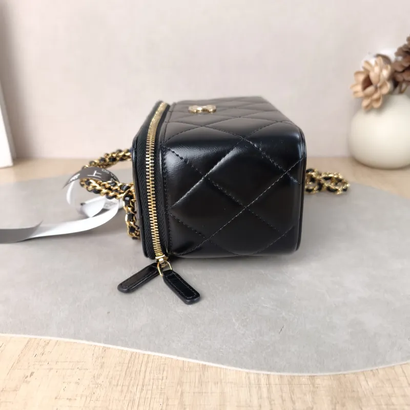 Chanel Crossbody Bag Black Lambskin Mini 16 × 8 × 9.5 cm — detail view 4 of 15