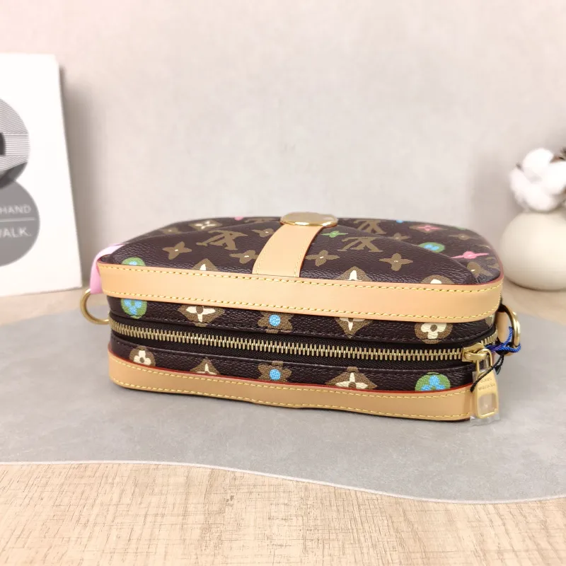 Louis Vuitton Crossbody Bag ENVELOPE Camera Bag Messenger Bag Tyler PVC One Size 23.5 × 8.5 × 15.5 cm — detail view 10 of 11