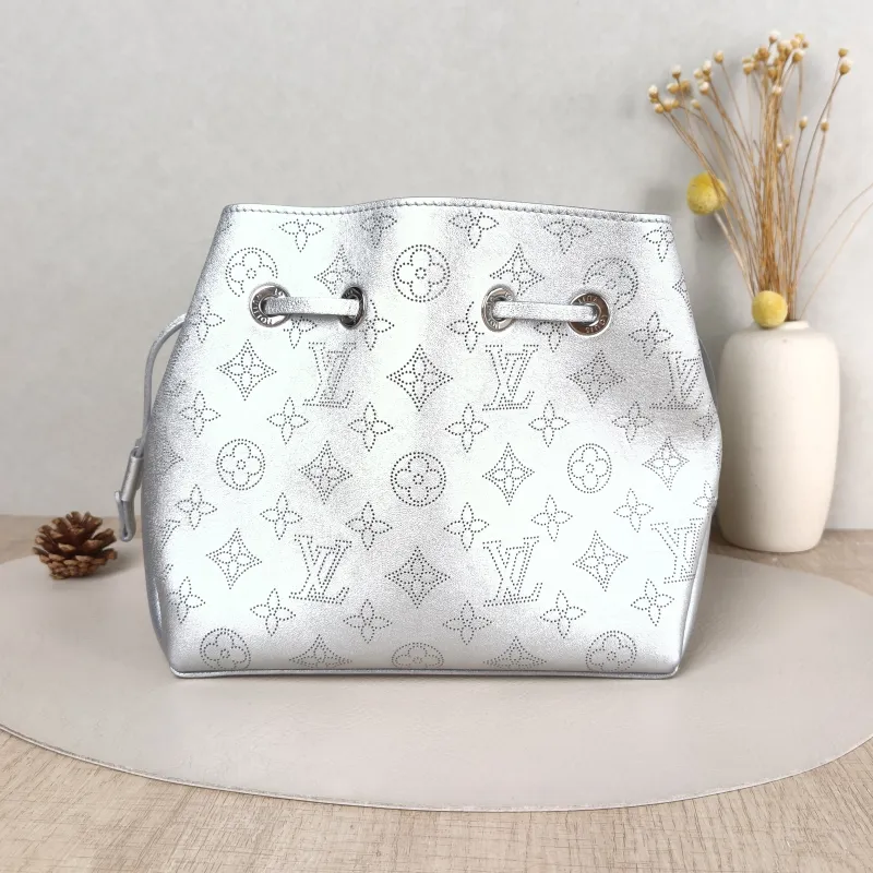 Louis Vuitton Crossbody Bag BELLA White Lambskin One Size 22 × 14 × 19 cm — cover view 4 of 5