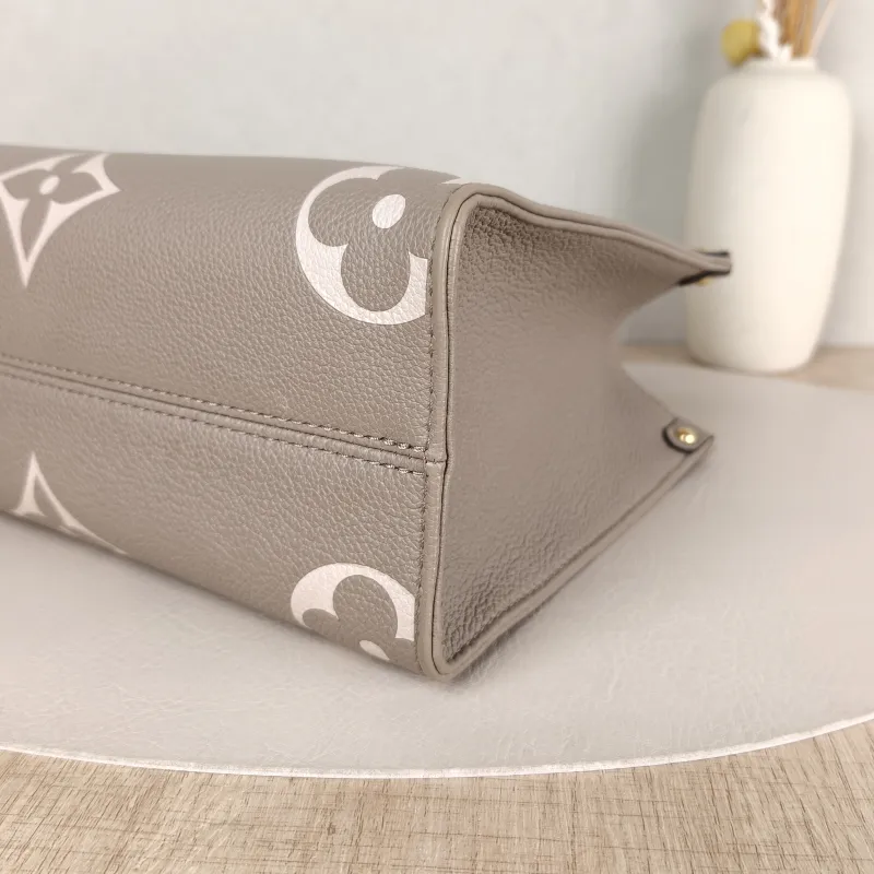 Louis Vuitton Shoulder Bag Onthego · White Monogram Empreinte Embossed Calfskin Small25 × 11.5 × 19 cm — detail view 8 of 11