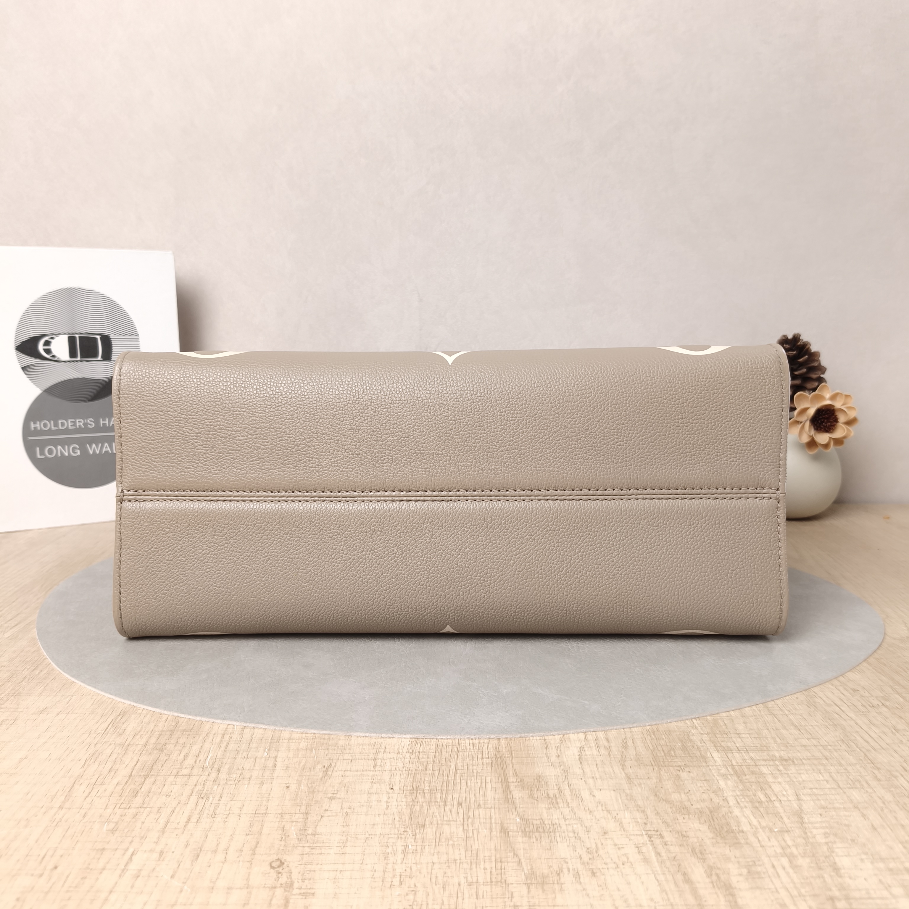 Louis Vuitton Shoulder Bag Onthego Medium · White Empreinte Embossed Calfskin Medium35 × 14 × 27 cm — cover view 5 of 6